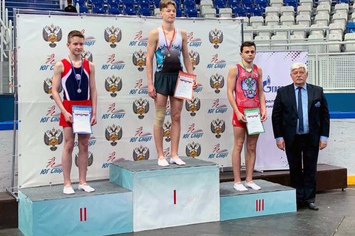 Егор Сухоребров на пьедестале почета