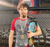 Стал обладателем чемпионского пояса