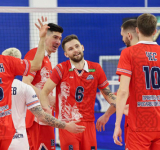 Проиграли дома в трех партиях