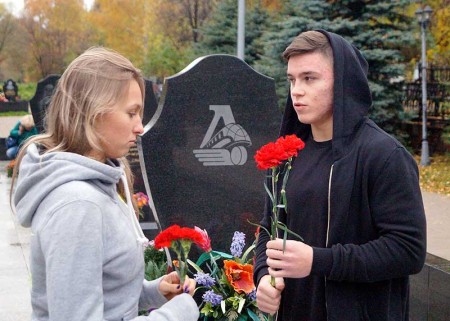 Серебряные призеры ОИ-2016 по спортивной гимнастике почтили память хоккеистов “Локомотива”