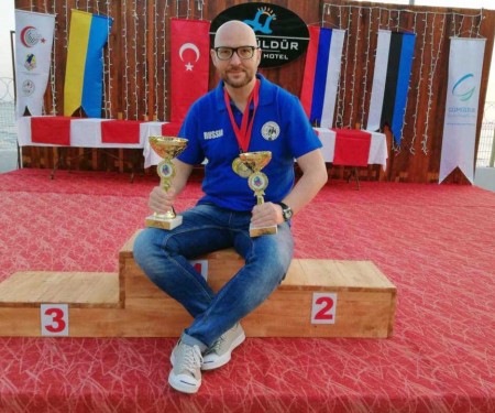 Скрабов начинает и выигрывает